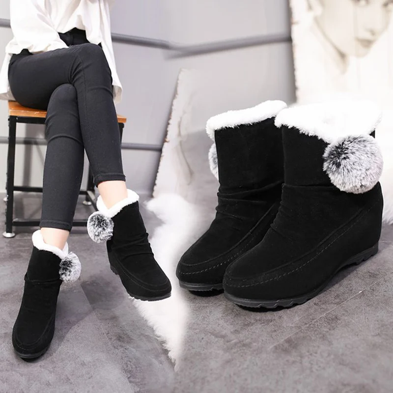 Лидер продаж; женские зимние ботинки; замшевые ботинки с помпонами и круглым носком; теплые слипоны на танкетке; хлопковая обувь;-B5 - Цвет: Черный