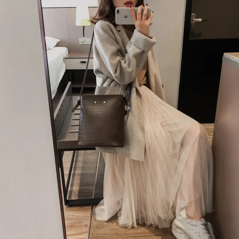 

Korean-style Winter New Style Elegant Simple Versatile Commuting Casual Crocodile Texture Oblique Bag Retro Shoulder Bucket Bag