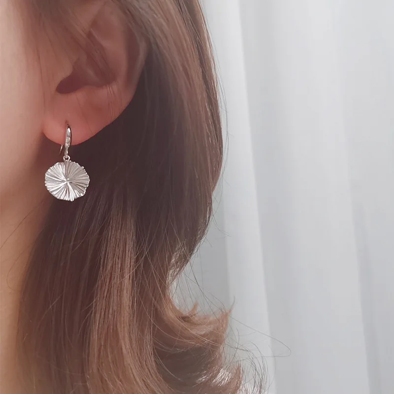 Серьги из стерлингового серебра 925 пробы, модные круглые короткие серьги в форме листа лотоса, серьги с крючками для ушей, подчеркивающие индивидуальность, темпераментные серьги для девушек и женщин
