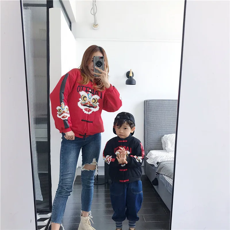 Tonytaobaby/Новая зимняя детская одежда для мальчиков и девочек хлопковая одежда с вышитым львом одежда для родителей и детей