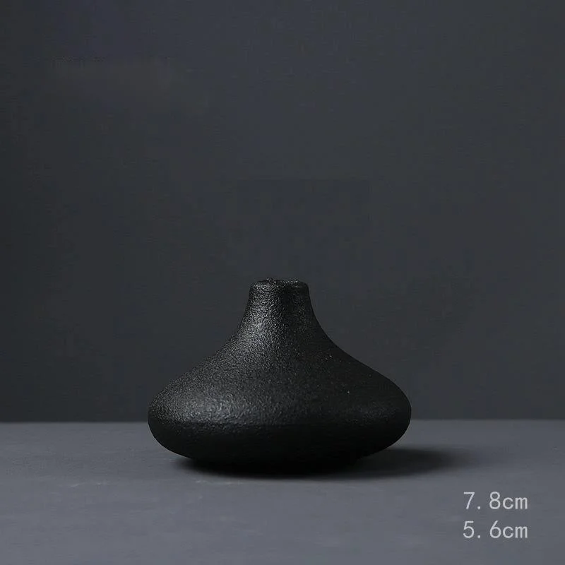 Petit vase cocooning en céramique noire