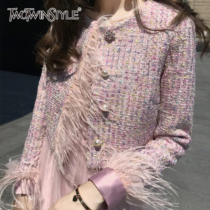 TWOTWINSTYLE перо с длинным рукавом жемчужная кнопка розовый сладкий короткий жакет дамское пальто Осенняя Женская Новая корейская модная одежда