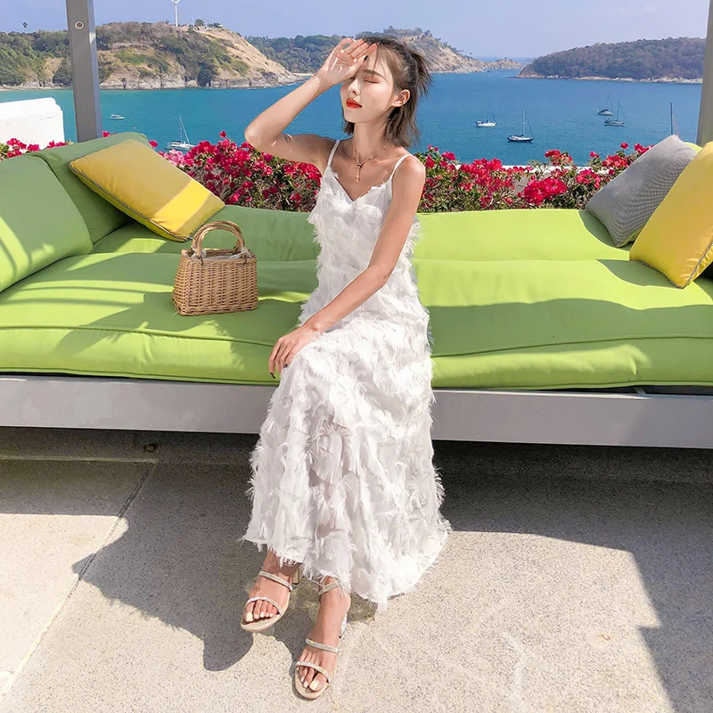 Женское длинное платье с бахромой белое макси на бретельках открытой спиной