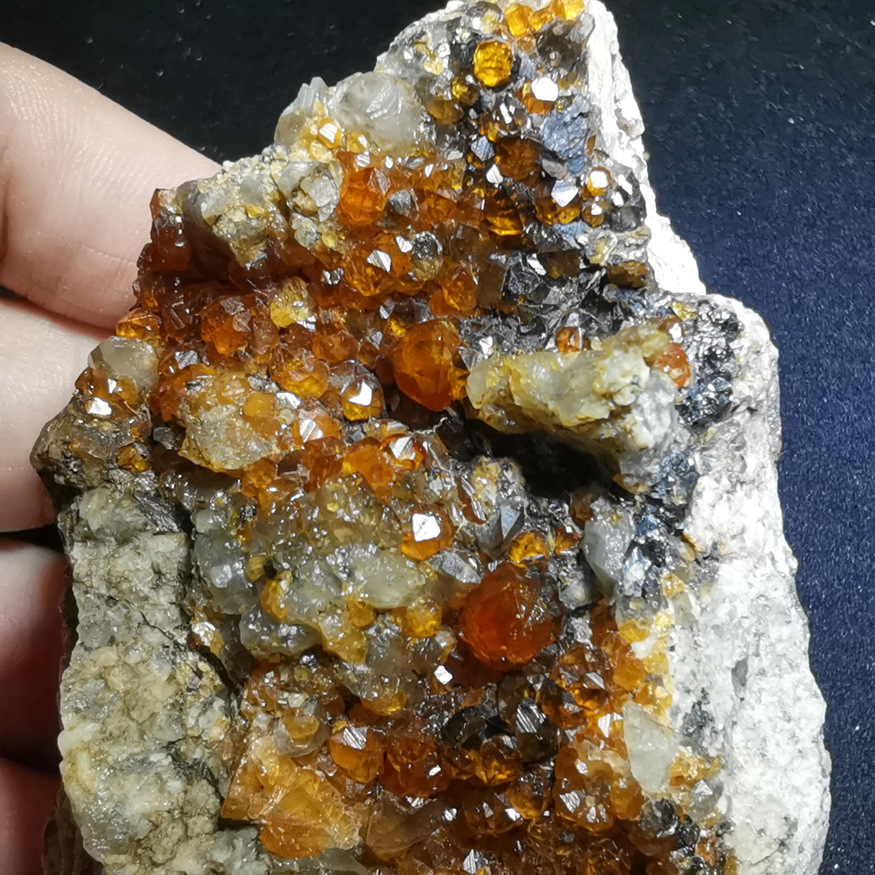 260 г. Редкий натуральный гранат кристалл Шестиугольная точка feldspar слюда латунь