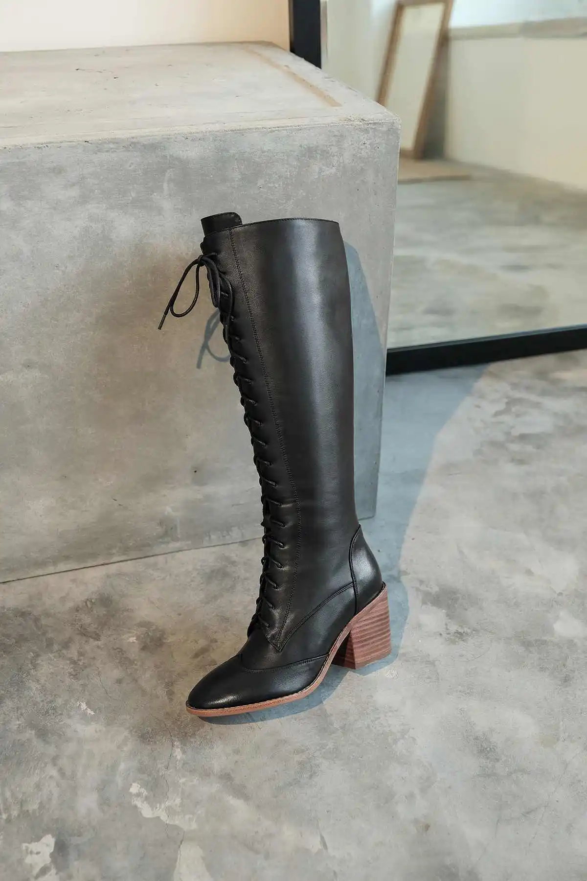 Lenkisen/модные ботинки из коровьей кожи на шнуровке в британском стиле однотонные зимние женские сапоги до бедра на высоком каблуке с круглым носком; L52