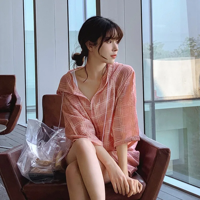 

Photo Shoot CHIC Tencel Pink Grid Hooded Sun Shirt Tops Waist Hugging Lace-up Shorts Sports Casual Two-Piece Women's