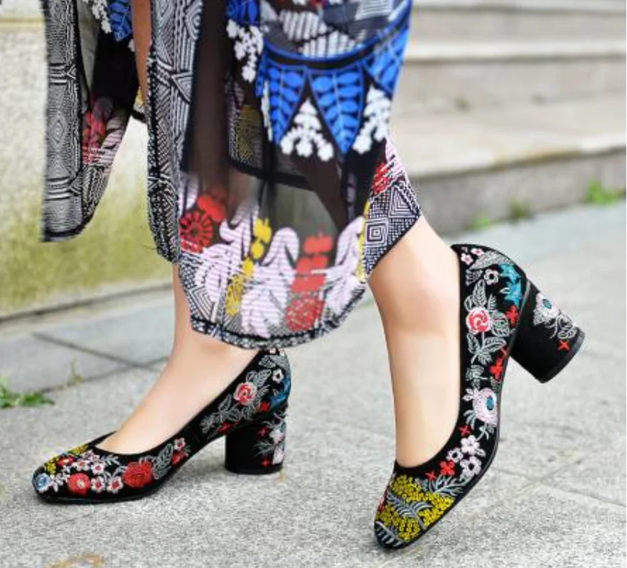 

US4-11 Womens Round Toe Floral Embroidery Retro Block Chunky High Heel Shoes Pumps Low Top Suede Leather Ethnic Style Plus Size