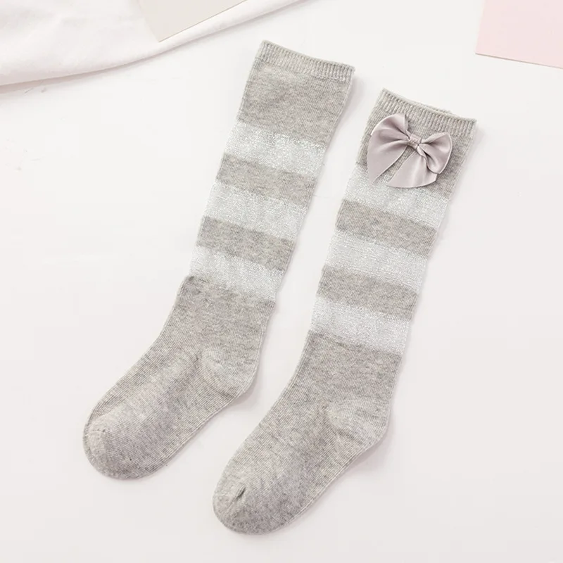 Гольфы до колена для девочек, милые кружевные носки в полоску с бантом и блестящими шелковыми вставками модные хлопковые дышащие детские носки для девочек - Цвет: Gray