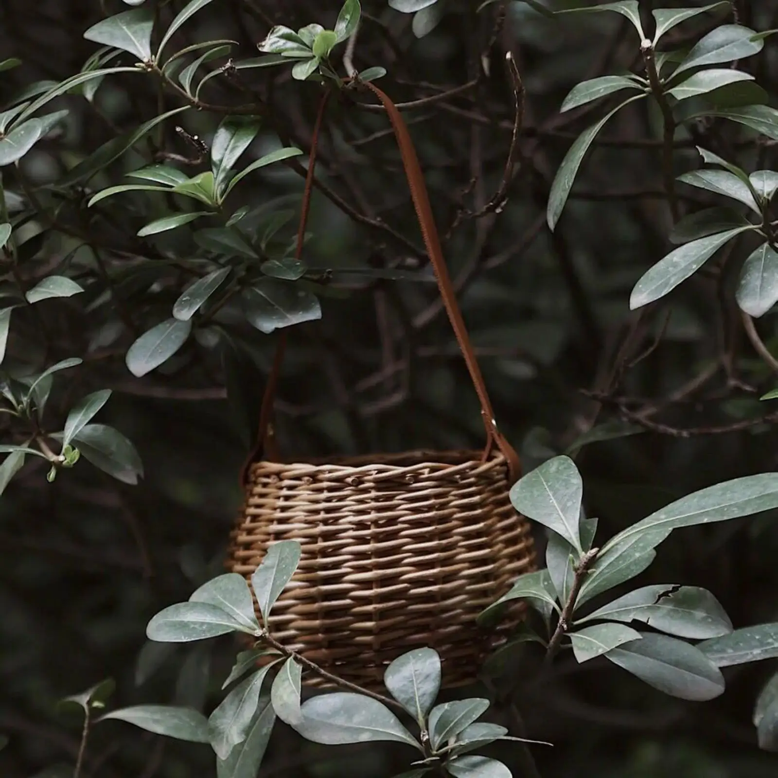 Woven Storage Basket Plant Wicker Hanging Baskets Garden Flower Vase Potted Plant Pot with Leather Handle Storage Baskets 5