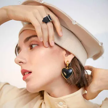 

New Metal Red Love Earrings for Woman Temperament Earrings Simple Statement Earrings Girl Party Fashion Jewelry Anniversary Gift