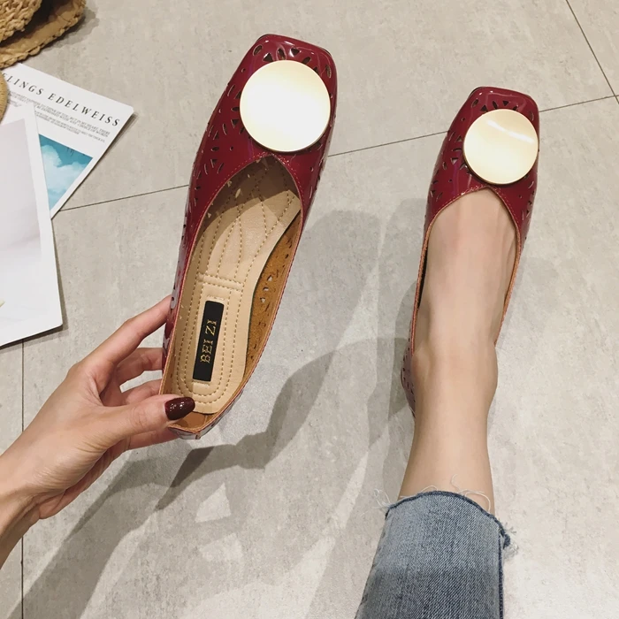 Брендовые летние туфли с круглым вырезом и металлической пряжкой; женские туфли-лодочки из лакированной кожи на низком каблуке; туфли с резным узором; chaussure femme talon; размера плюс 41