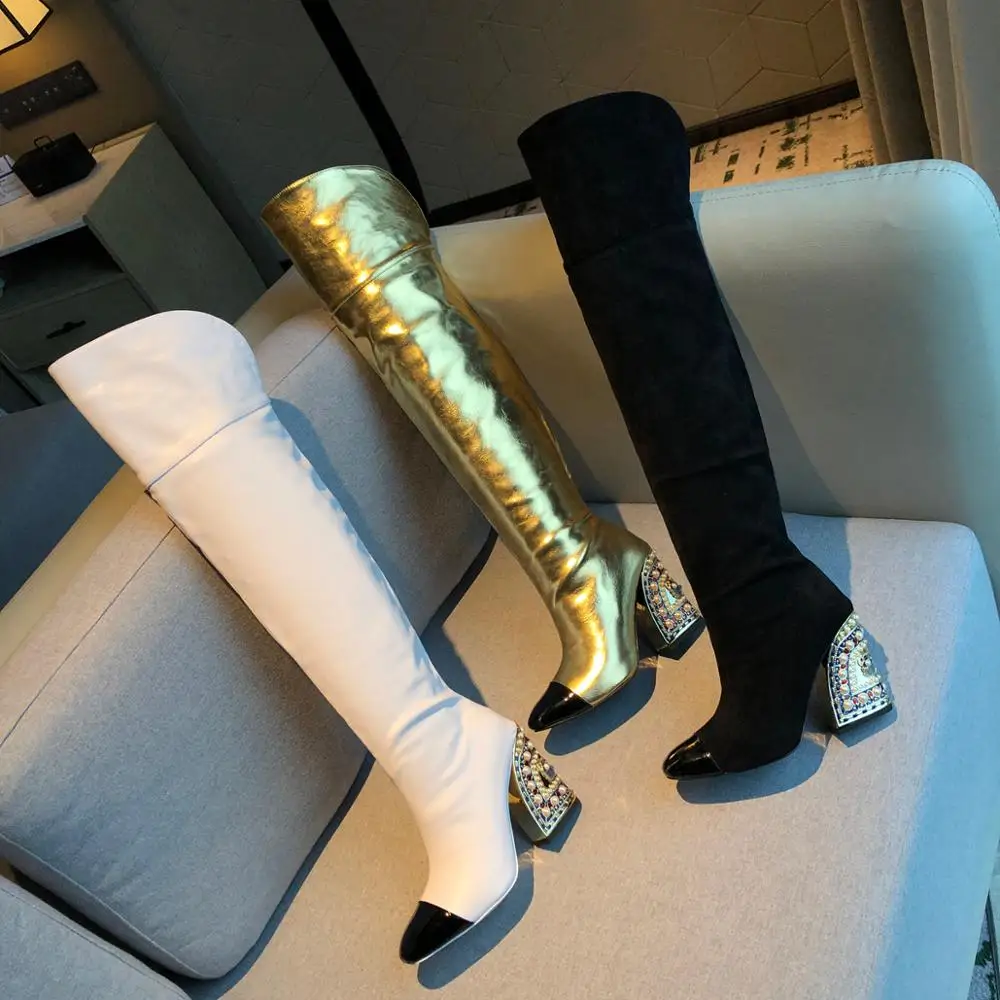 Дизайн, покрыты золотом, сапоги до бедра для Для женщин сексуальные Стразы Жемчуг на не сужающихся книзу высоких массивных каблуках обувь для вечеринок зимняя женская обувь в ковбойском стиле, ботинки с высоким голенищем