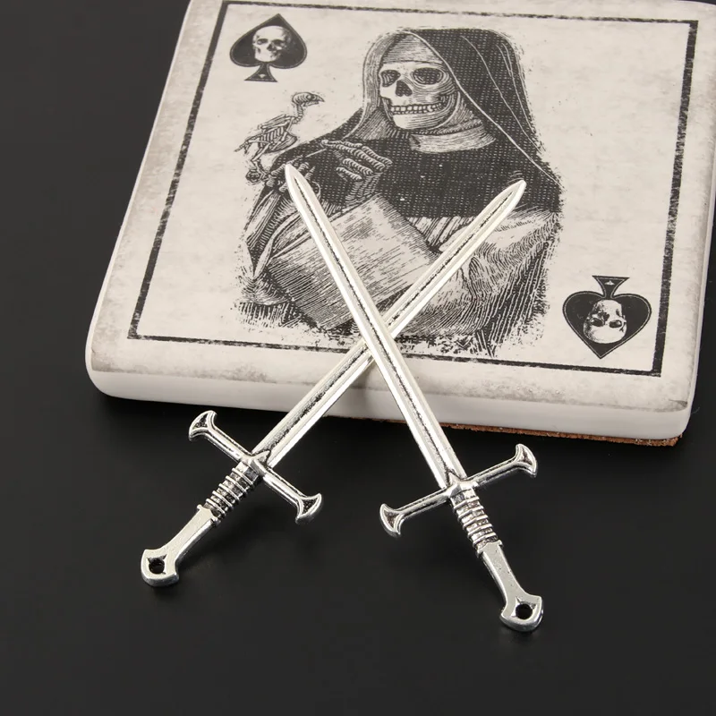 15 個シルバーカラークロス剣チャームコネクタ武器ペンダント DIY 金属