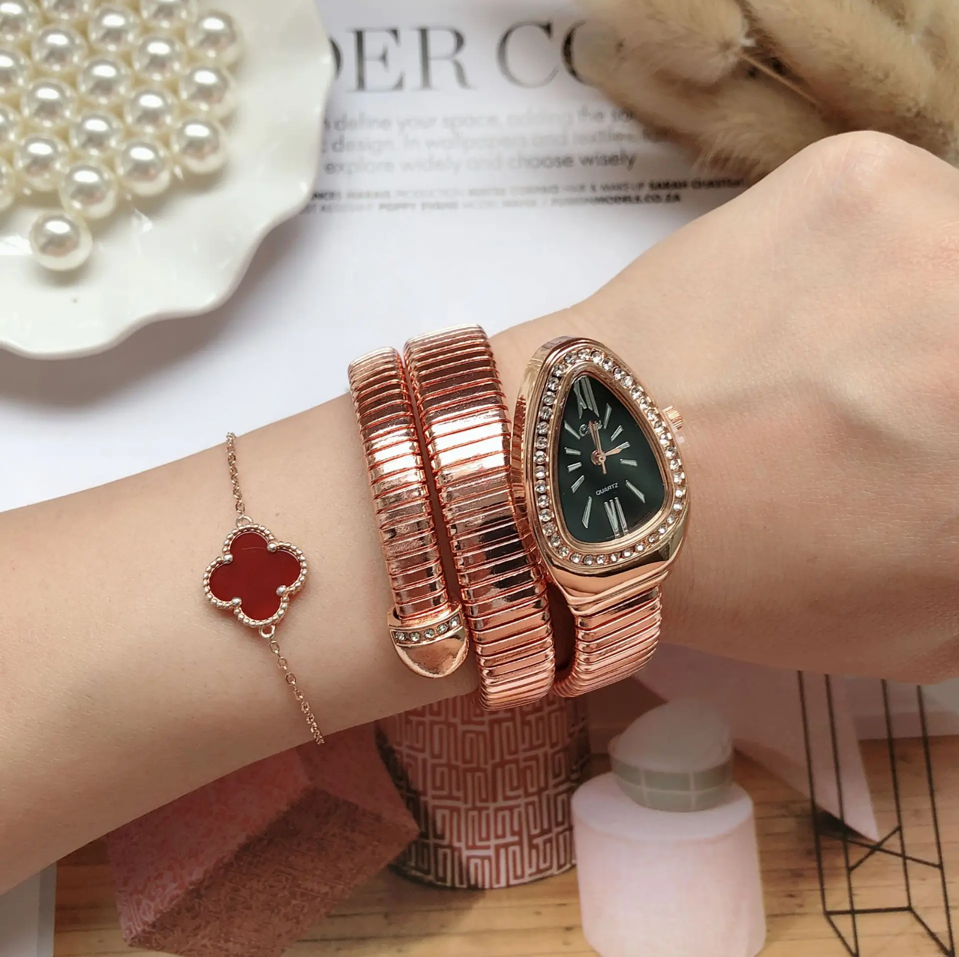 Unique Snake Shaped Women Watches With Rhinestone Fashion Luxury Brand Ladies Watch Diamond Snake Bracelet Watch Women
