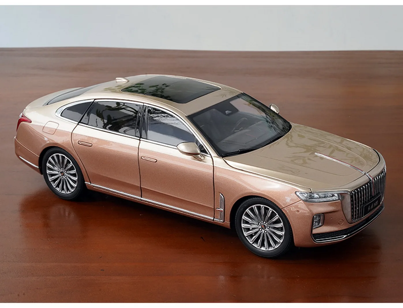 Литой красный флаг HongQi H9 в масштабе 1/18 коричневый/Золотой модель автомобиля без