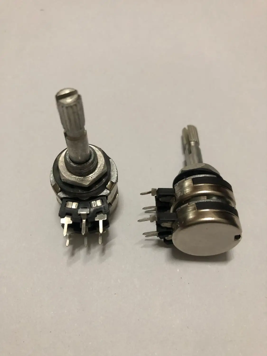 

Original new 100% double potentiometer 6pin 10K handle length 32mm with nut gasket (SWITCH)