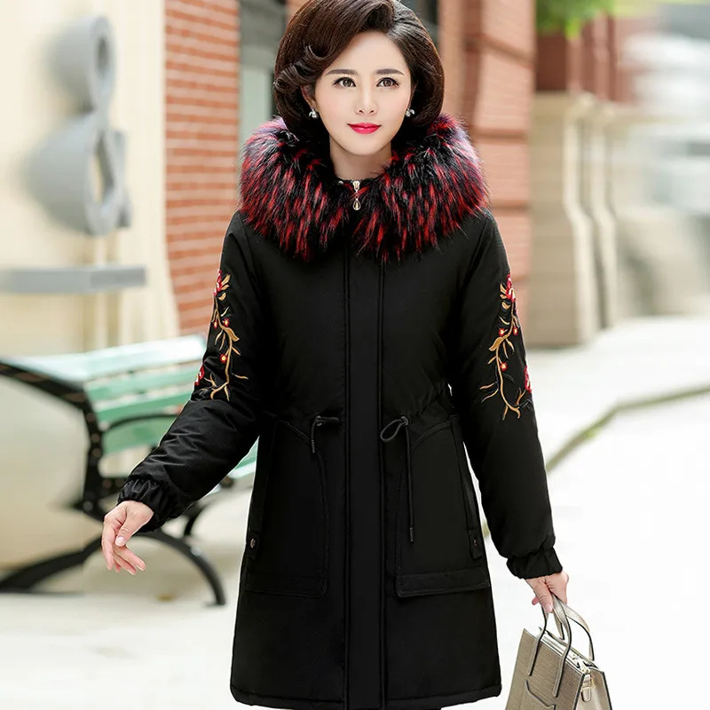 UHYTGF 5XL размера плюс Паркер Женская мода вышивка меховой воротник зимняя куртка женская с капюшоном толстый ветрозащитный теплый хлопок пальто 1008 - Цвет: black