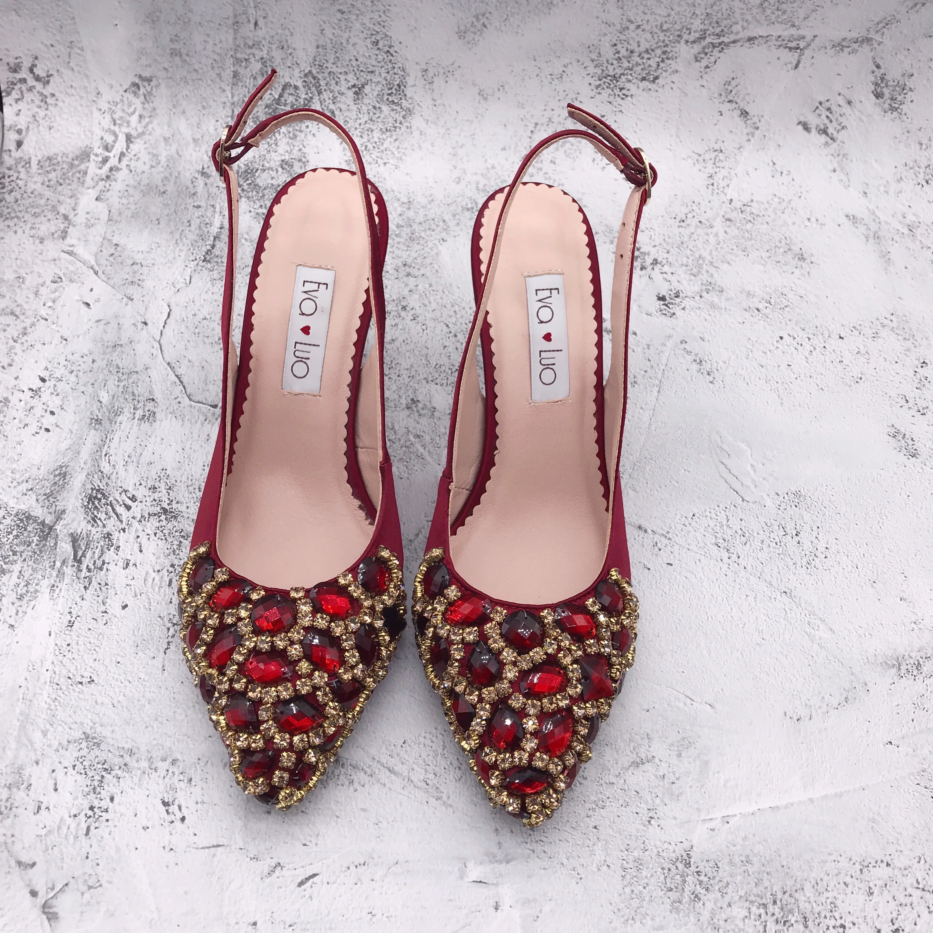 Рисунок 4 - Женская свадебная обувь и сумки