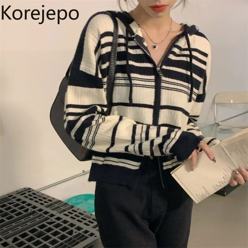 Женский трикотажный кардиган в полоску с капюшоном Корейском стиле Новинка