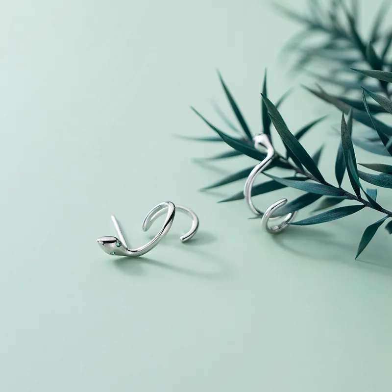 Реальный. Серьги-гвоздики с зеленым глазом и змеиной волной из серебра 925 пробы