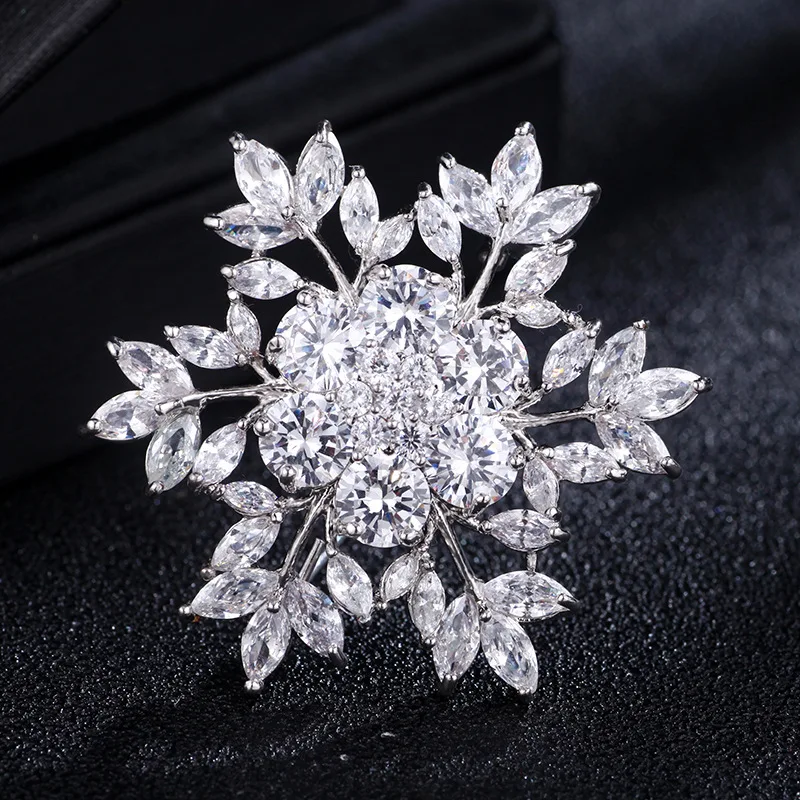 

Simple South Korea Luxury Elegant Pin Buckle Zircon Snowflake Women's Corsage Coat Glorious Cardigan Versatile Accessories Brooc