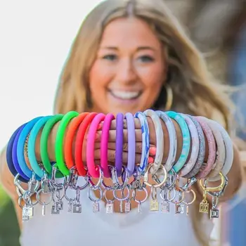 

Dvacaman Hot Sale Big O Shaped Silicone Loop Wrist Key Ring Keychain with Gold O Clasp Round Key Wrist Strap Accessory Wholesale