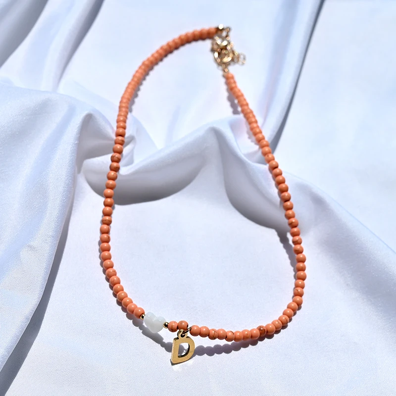 Collana Con Iniziale E Perline Colorate - Ciondolo A Cuore In Conchiglia, Fatta A Mano, Regalo Personalizzato Dalla A Alla Z (Lettera V)