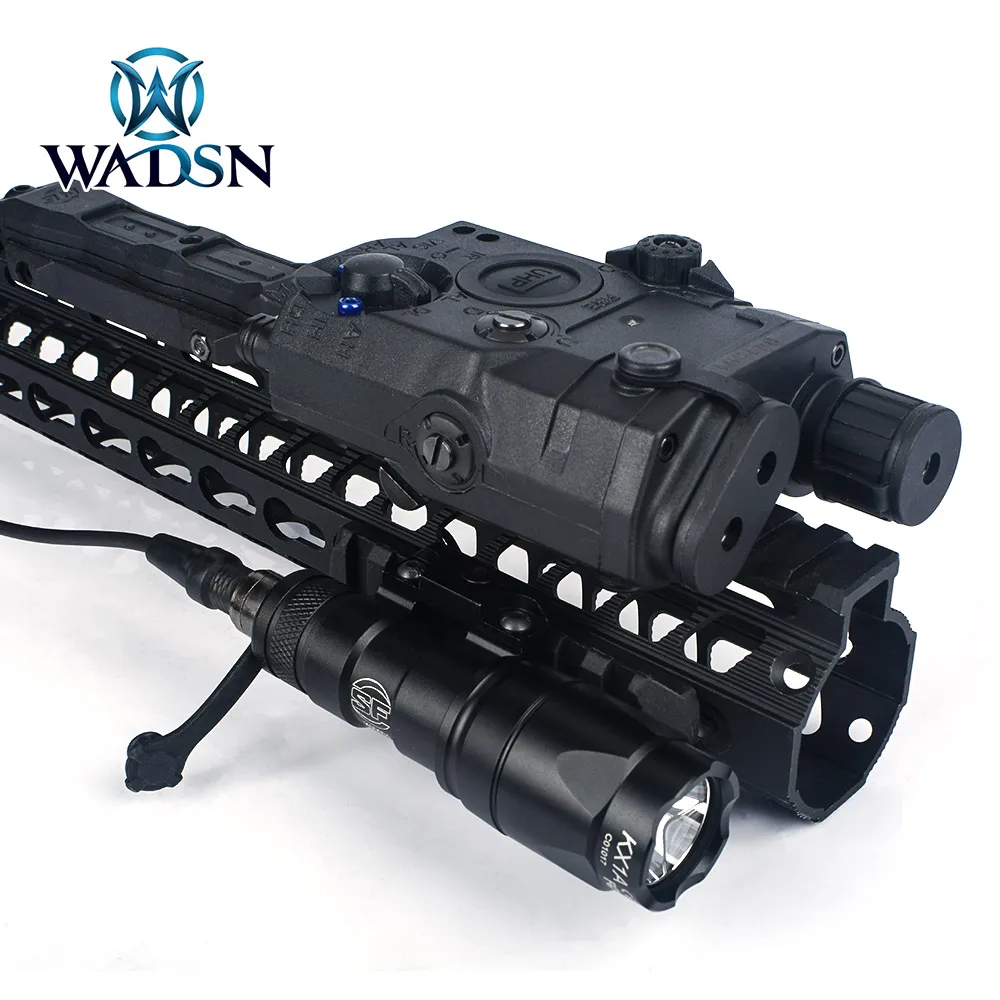 

WADSN Airsoft PEQ 15 LA5C Green Red Dot Lazer M300 M300B MINI Tactical Scout Light with Tactical Augmented Pressure Pads Kit
