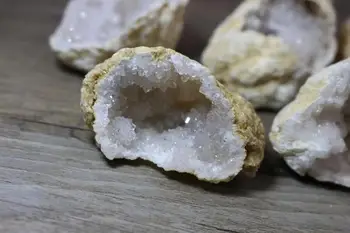 

Teaching Mineral Specimen of Raw Stone Ore Crystal in Natural White Crystal Cave