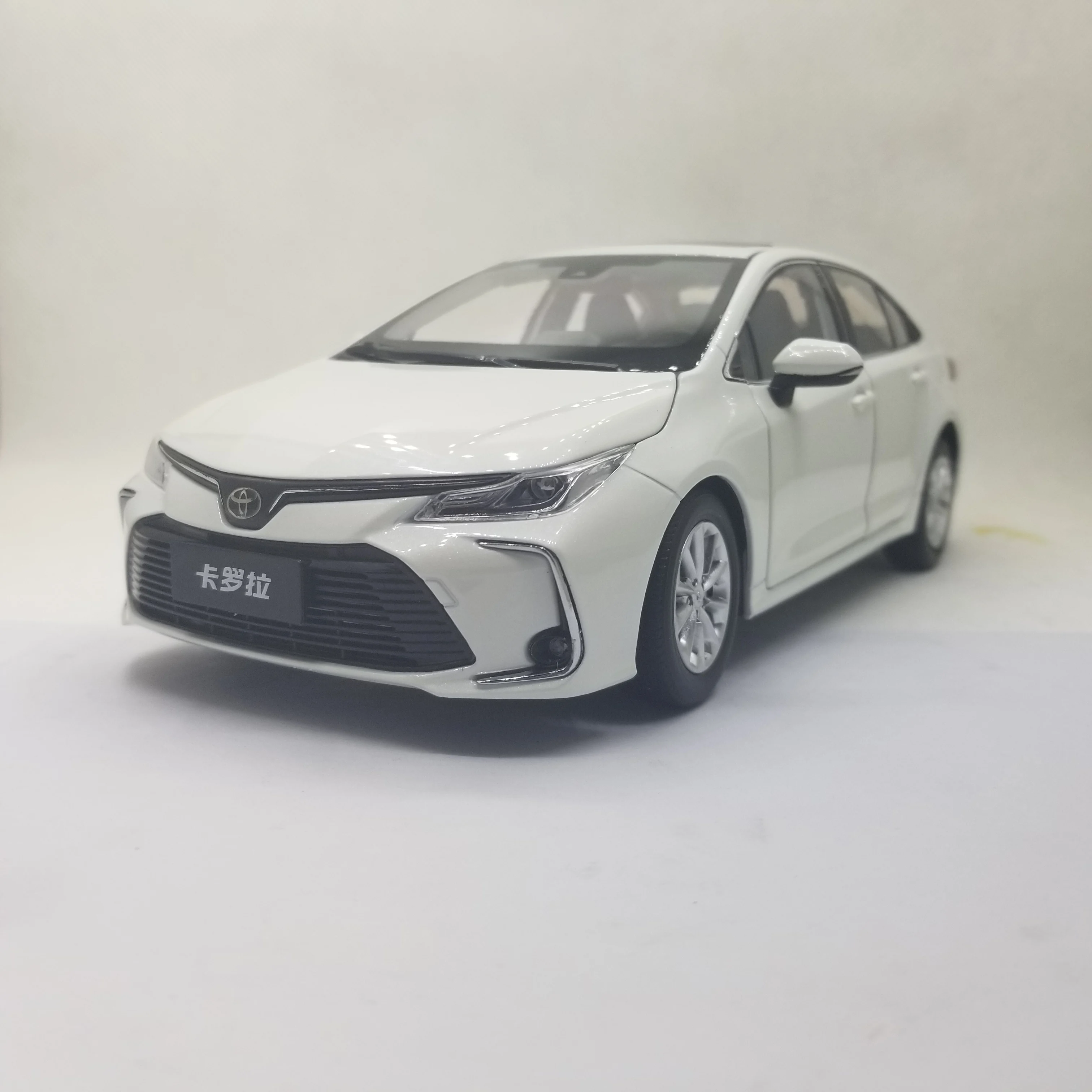  1:18 Diecast Model for Toyota Corolla 2019 White Sedan Alloy Toy Car Miniature Collection Gifts Hot