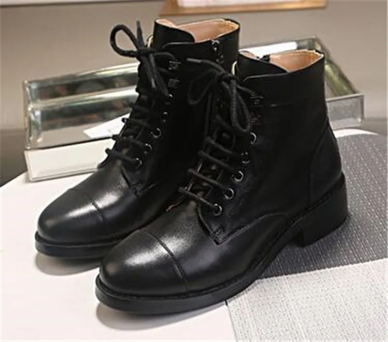 Ботинки на платформе; сезон осень-зима; ботинки в байкерском стиле в стиле панк; военные ботинки до середины икры с круглым носком на квадратном каблуке; короткие ботинки на шнуровке;