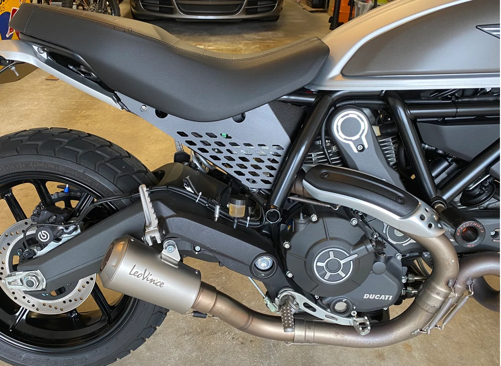 ドゥカティスクランブラー用サイドパネルミッドフレームカバープレート