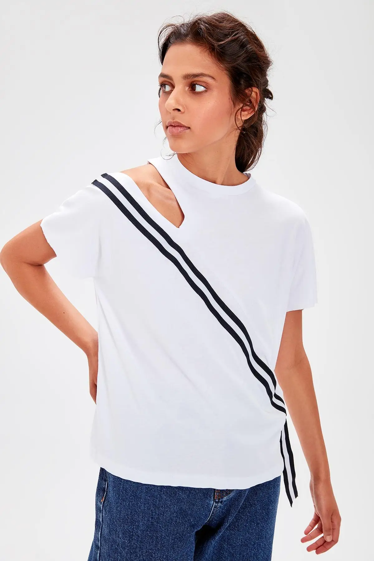 Trendyol белая полосатая трикотажная футболка TWOAW20TS0196