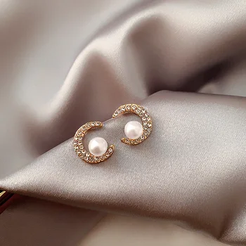 

South Korea's New Classic Simple Pearl Crescent Earrings Temperament Versatile Personalized Earrings Elegant Women's Jewelry