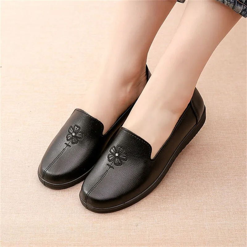 YAERNINew autumn pu leather women moccasins flat shoes embroidered moms flat shoes ballerina shoes casual shallow boat soft shoe