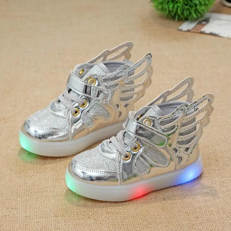 Светящиеся кроссовки; детская обувь для мальчиков и девочек; обувь с подсветкой; детская спортивная обувь с мигающими огнями; блестящие Повседневные детские ботинки на плоской подошве с крыльями - Цвет: Серебристый