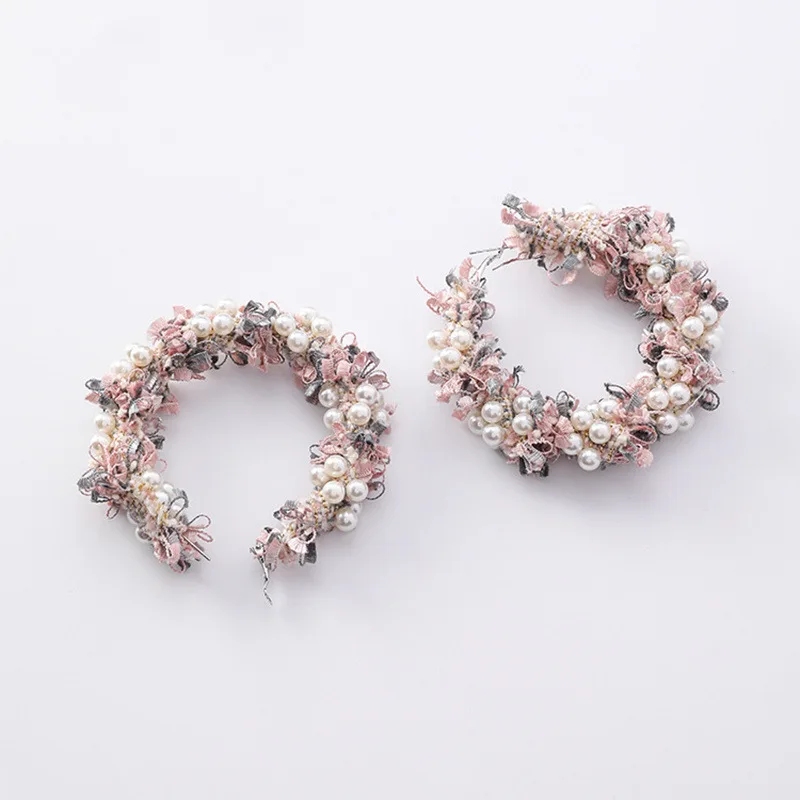 QCOOLJLY имитация жемчуга плюшевые серьги-кольца цветок женские серьги в стиле ретро для женщин Девушка ювелирные изделия аксессуары pendientes