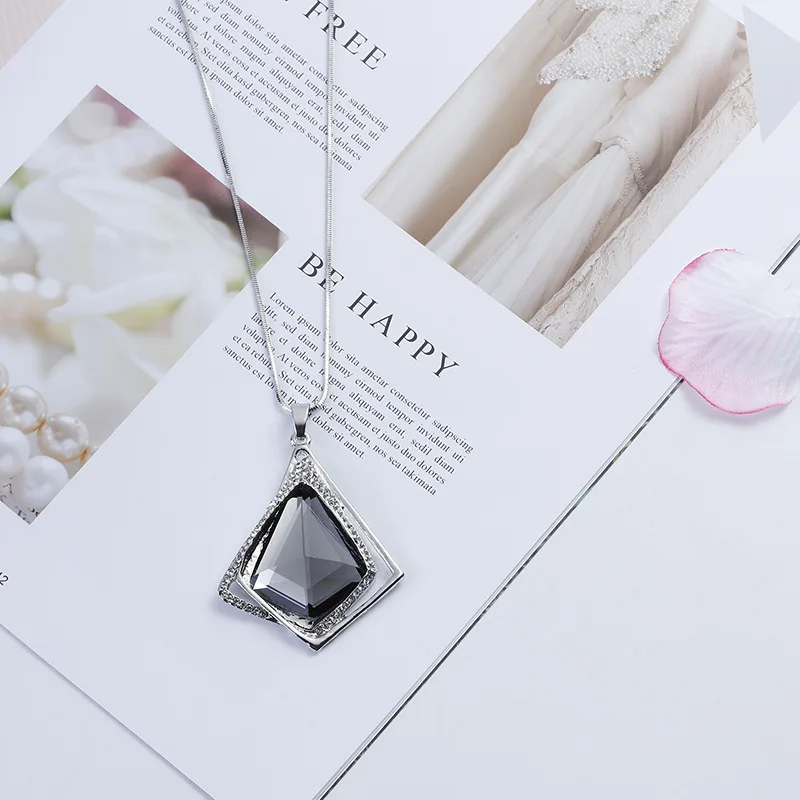 

South Korea Popular Fashion Geometry Rhombus Crystal Long Necklace Women's Autumn And Winter Versatile Elegant Sweater Chain