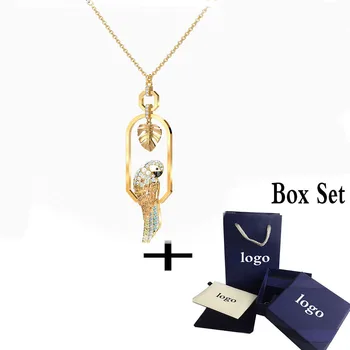 

SWA parrot necklace, light color gradient, gold-plated tone, is suitable for casual occasions, adding charm to the individual