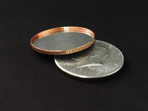 

1pc Magnetic Expanded Shell (Half Dollar) Magic Tricks Appear Vanish Magia Magician Accessory Close Up Illusions Props Gimmick