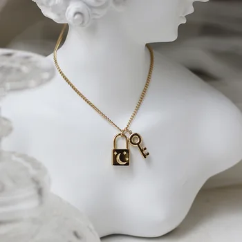 

Amaiyllis 18k Gold Embossed Moon Star Lock Key Clavicle Necklace Gold color Lock Charms Pendants Necklace For Lovers Jewelry