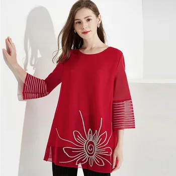 

LANMREM Red Round Neck Striped Speaker Seven-point Sleeve Embroidery Flower Woman T-shirt Sweet Fashion 2020 Spring New TV901
