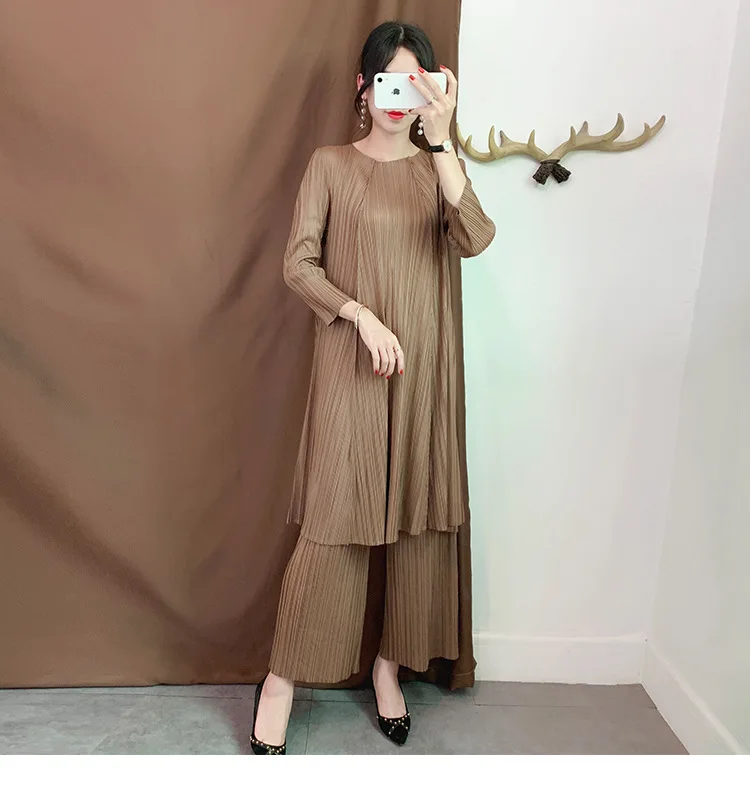 Плюс размер брюки костюмы женские эластичные Miyake плиссированные комплект из двух предметов с круглым вырезом Свободный Длинный топ+ широкие брюки комплект Женский