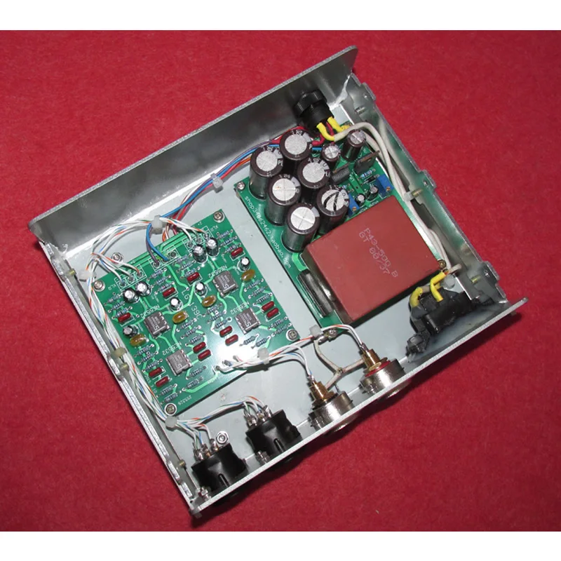 

Balanced (XRL) to single-ended (RCA) converter, with signal gain of 1: 1, low distortion and low noise.