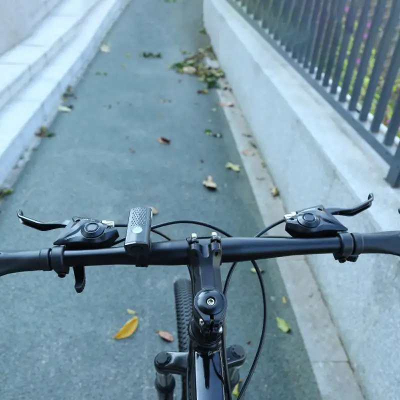 support universel de guidon de vélo rotatif à 360 ° LED Lampe de poche torche support Pince clip