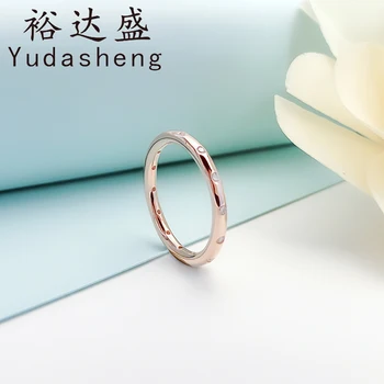 

schlichte Design strahlt auf dem schmucklosen Ring, und der glänzende Zirkonia verleiht dem dauerhaften Ring anmutige Details.