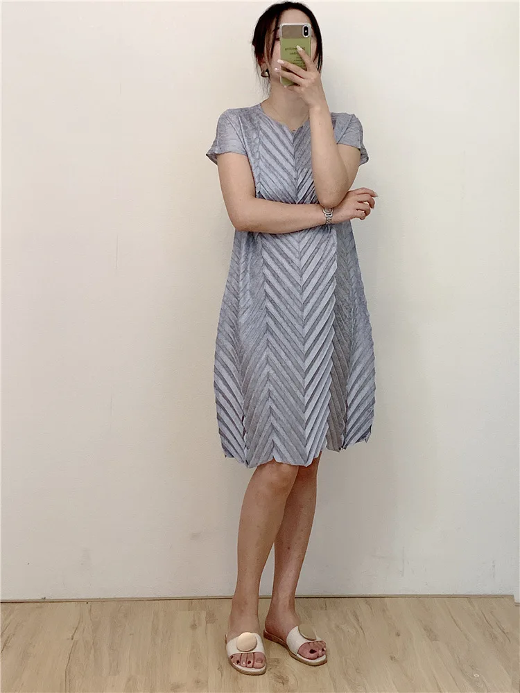 

Autumn new product niche design Miyake pleated dress loose short-sleeved round neck split pleated dress free ship
