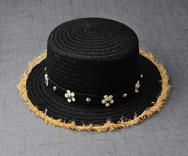 Милая соломенная шляпа на плоской подошве; сезон лето-весна; женские кепки для путешествий; пляжные кепки с жемчужинами для отдыха; черные дышащие модные шляпы с цветочным узором для девочек