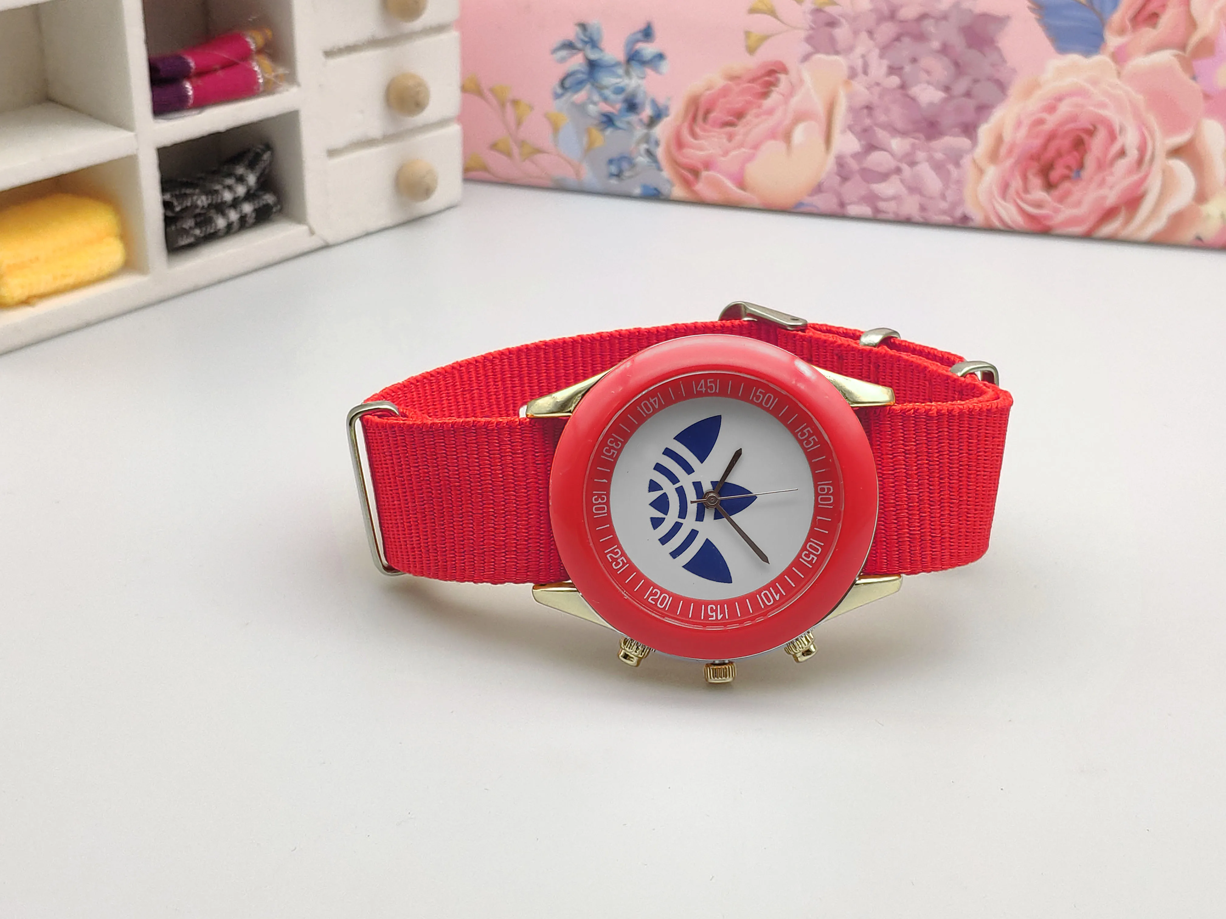 Ins brand Women Watches Ultra Thin Canvas Band Quartz Watch Fashion Female Wristwatch Relogio Feminino Zegarek Damski Relojes - Цвет: Красный