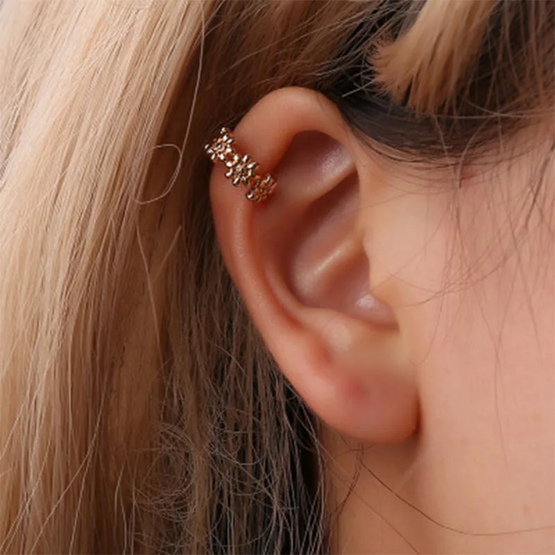 

Fashion Simple Ear Clip U-shaped Small Daisy Fowers Clip Earrings for Female Earless Earrings Statement Jewelry Party Gift WD367
